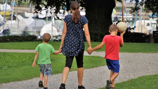 124 dzieci w Łódzkiem czeka na adopcję; ośrodki szukają dla nich rodzin