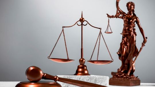 2 lata więzienia w zawieszeniu dla asesora, który zajął ciągnik rolnikowi "za długi jego sąsiada"