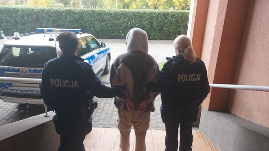 Na zdjęciu: umundurowane funkcjonariuszki Policji z zatrzymaną 27-latką.