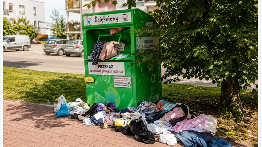 33 pojemniki, 1408 zł rocznie, czasem sprząta ZDP. Kto odpowiada za kontenery na odzież w Tomaszowie?