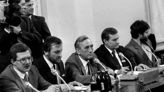 35 lat temu podpisano porozumienia Okrągłego Stołu