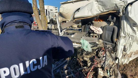 39-letni kierowca zginął w zderzeniu busa i ciężarówki na dk74 w Solcu