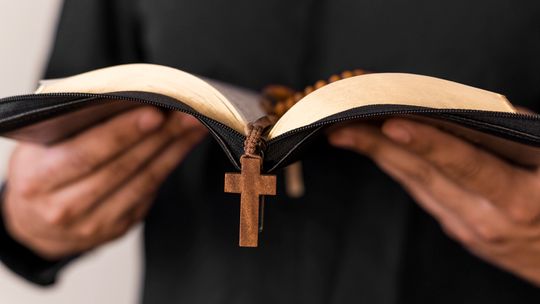 56 proc. Polaków uważa się za religijnych. Wśród młodych odsetek osób niereligijnych jest dwukrotnie większy niż u starszych