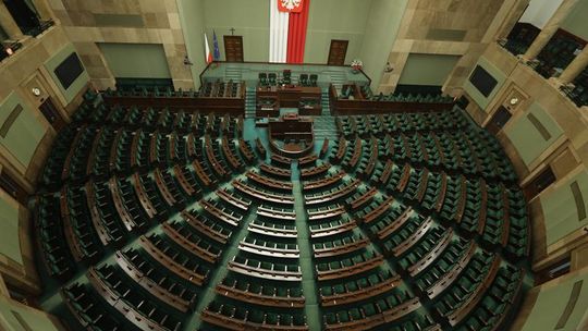 6 posłów PiS, 2 KO i jeden Trzeciej Drogi. Adrian Witczak w Sejmie