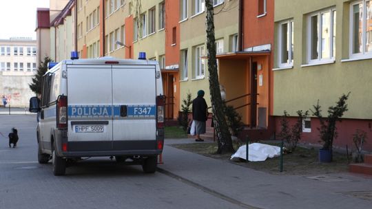 60-letnia kobieta wypadła z okna na 4 piętrze