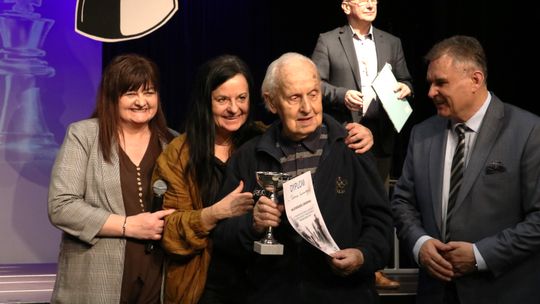 77 zawodników (7–94 lata), trzy kategorie i powrót szachów do szkół