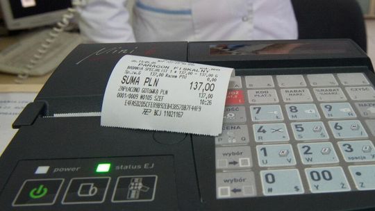 80 proc. Polaków płaciło bezgotówkowo w sklepach stacjonarnych w 2024 r.