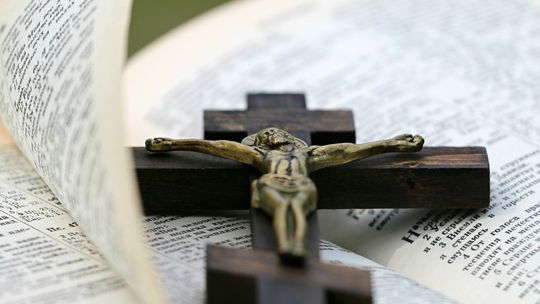 Abp Jędraszewski w liście na adwent wzywa do obrony krzyża i lekcji religii