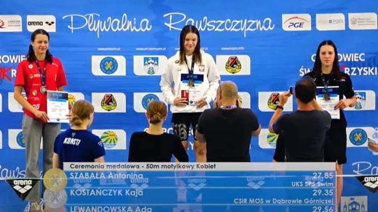 Ada Lewandowska z  brązowym medalem Mistrzostw Polski Juniorów Młodszych  w pływaniu.