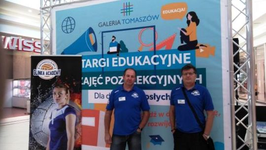 Akademia Siatkówki  na targach edukacji w galerii.