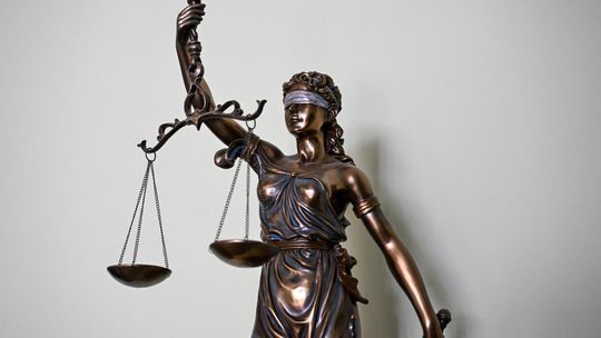Akt oskarżenia dotyczący handlu ludźmi i przymusowej pracy Kolumbijczyków w Polsce