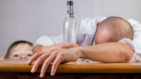 Alkohol i narkotyki w Tomaszowie. Sytuacja jest dramatyczna