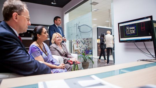 Ambasador Indii z wizytą w zakładzie produkcyjnym Grupy Paradyż