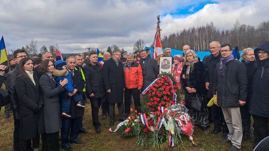 Ambasador Rosji S. Andrejew złożył wieniec w Pieniężnie, został wygwizdany i zakrzyczany
