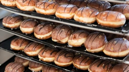 Analitycy: w tłusty czwartek Polacy mogą wydać na pączki równowartość 381 mieszkań