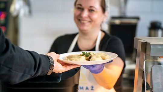 Arche daje pracę i otwiera prowadzoną przez Ukrainki restaurację w Warszawie