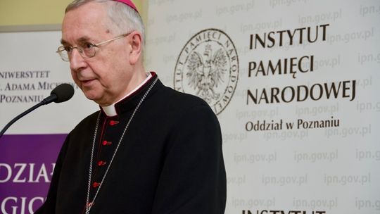 Arcybiskup pisze do premiera: "sprzeciw wobec dalszego ograniczania prawa wiernych"
