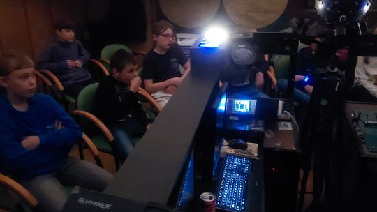 Astronomia i układ słoneczny z małymi ambasadorami nauki