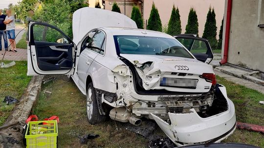 Audi wypadło z drogi. Na szczęście nikt nie zginął 
