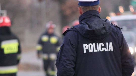Auto uderzyło w drzewo i spłonęło, w środku znaleziono ciało