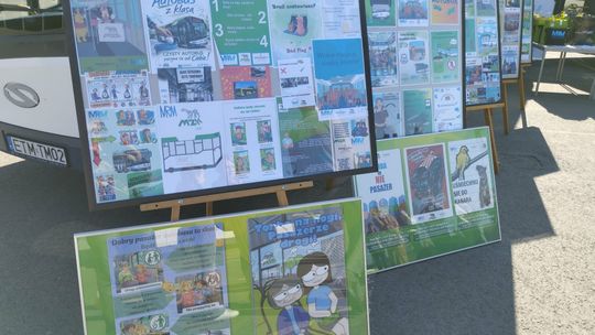 „Autobus z klasą” w Tomaszowie. Młodzież zaprojektowała plakaty do miejskich autobusów