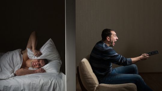 Aż za dobrze wiesz co się dzieje u sąsiadów. Czy można ich zmusić do wyciszenia mieszkania?