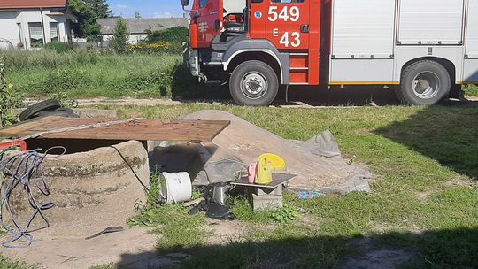 Babcia w studni, wnuczka za stodołą
