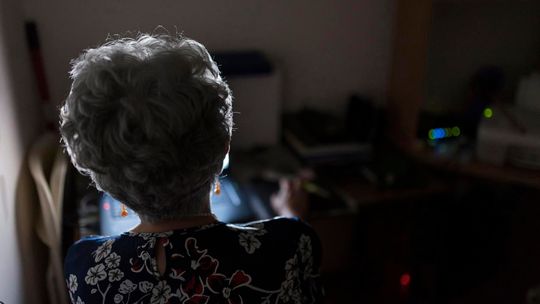 Badanie: 13 proc. samotnych seniorów powyżej 80 lat nigdy nie wychodzi z domu