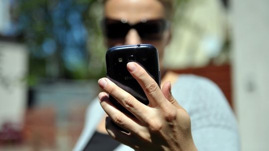 Badanie: 45 proc. Polaków otrzymała w ostatnim półroczu podejrzaną wiadomość SMS lub e-mail