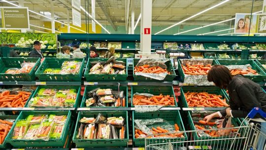 Badanie: 65 proc. Polaków popiera wdrożenie zakazu pakowania owoców i warzyw w plastik