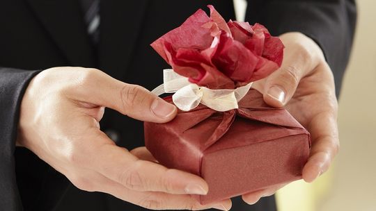 Badanie: 77 proc. badanych lubi dawać prezenty