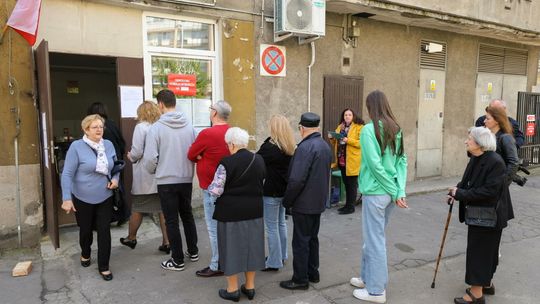 Badanie Ipsos: wyższa frekwencja kobiet niż mężczyzn