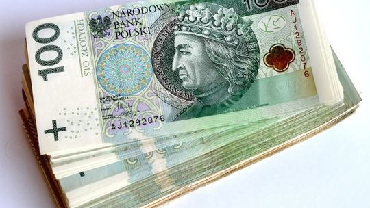 Badanie: kobiety częściej niż mężczyźni przejmują w związku kontrolę nad finansami