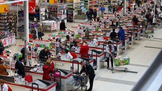 Badanie: Polacy najchętniej płacą bezgotówkowo w supermarketach i aptekach