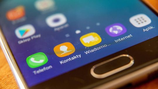 Badanie: Polakom do 20. roku życia zdarza się kupować produkty polecane w social mediach