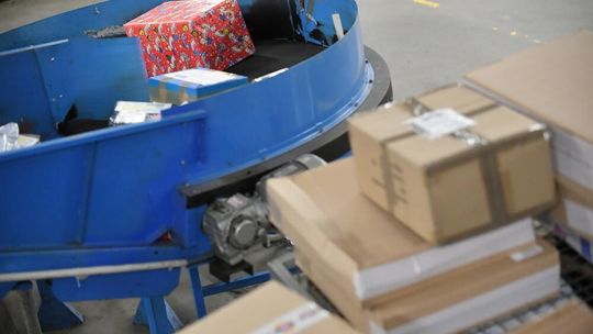 Badanie: ponad połowa Polaków czuje winę z powodu ilości plastiku w zakupach online odzieży