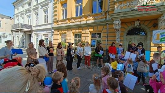 Bajkowa Parada w Dwunastce. Tomaszowskie dzieci pomaszerowały z książką przez miasto