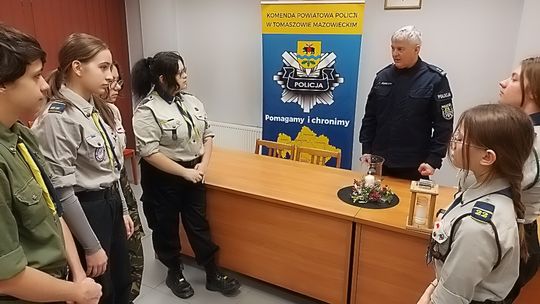 Betlejemskie Światełko Pokoju w KPP Tomaszów