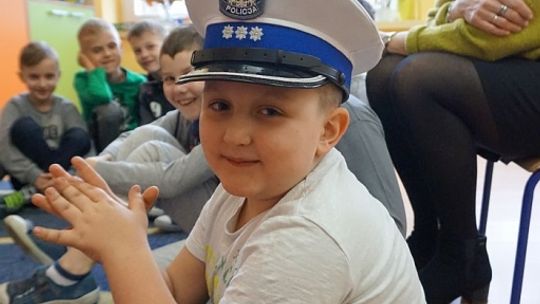 Bezpieczny pieszy - pogadanka z dziećmi ze szkoły w Komorowie