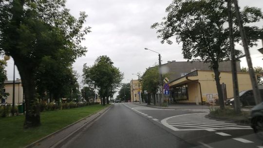 Biało, choć nie kolorowo. Kilka słów o absurdach drogowych w Tomaszowie