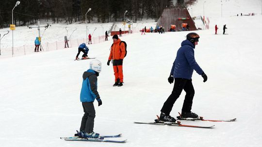 BIG InfoMonitor: budżet na ferie w rodzinach z jednym rodzicem to średnio 884 zł, w pełnych - 2485 zł