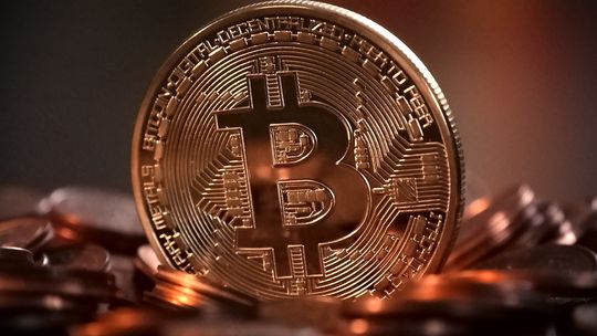 Bitcoin wart 100 000 dolarów jest zakopany tuż obok mnie. Okazuje się, że sposób na jego zdobycie jest tak prosty!!