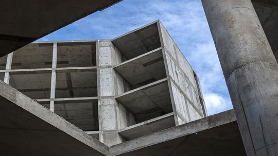 Błędy przy zagęszczeniu betonu – jak uniknąć osłabienia konstrukcji?