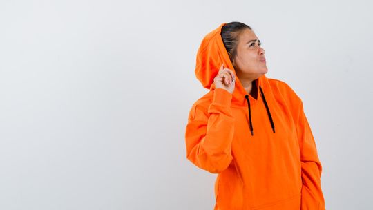 Bluzy na zamówienie dla firm - jak skutecznie promować swoją markę poprzez odzież z indywidualnym nadrukiem?