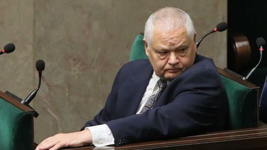 Brak apolityczności wśród zarzutów we wstępnym wniosku o postawienie prezesa NBP Adama Glapińskiego przed TS