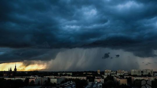 Burzowo nad łódzkim! Uwaga na deszcze, grad, burze i wiatry