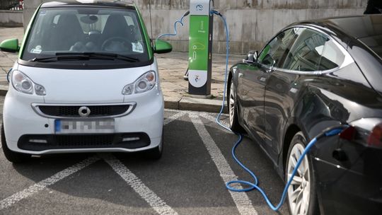 Carsmile: w 2022 r. droższe samochody, spadek udziału leasingu, więcej elektryków
