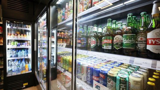 CBOS: 35 proc. badanych za całkowitym zakazem sprzedaży alkoholu na stacjach