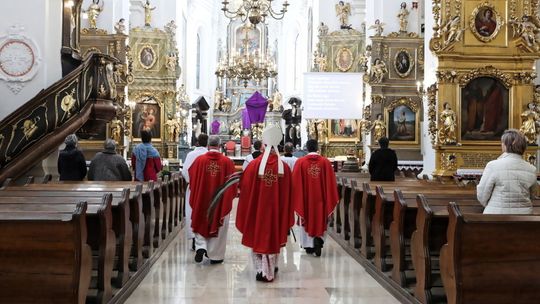 CBOS: 37 proc. Polaków praktykuje wiarę co niedzielę lub częściej