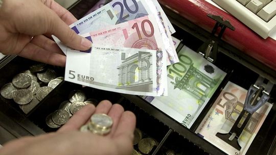 CBOS: 49 proc. badanych uważa, że Polska w ogóle nie powinna przyjmować euro